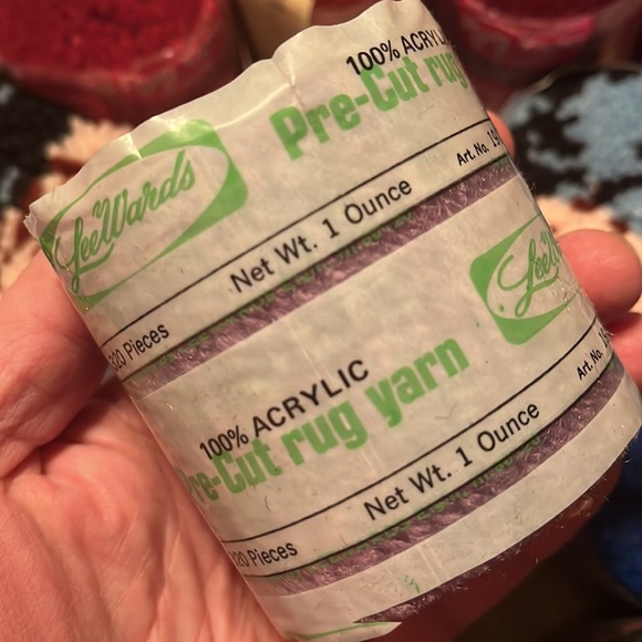 Vtg SPINNING WHEEL MARY MAXIM PreCut Latch Hook Rug yarn LOT 48 1-oz packs NEW - Picture 15 of 17